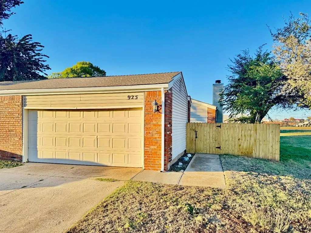 Photo 2 — 925 Swan Lake Court, Edmond, OK 73003