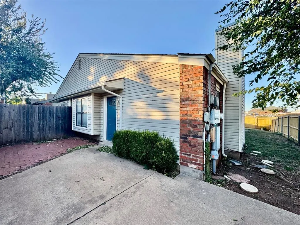 Photo 3 — 925 Swan Lake Court, Edmond, OK 73003