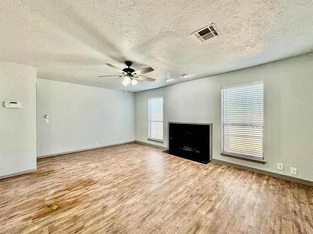 Photo 4 — 925 Swan Lake Court, Edmond, OK 73003