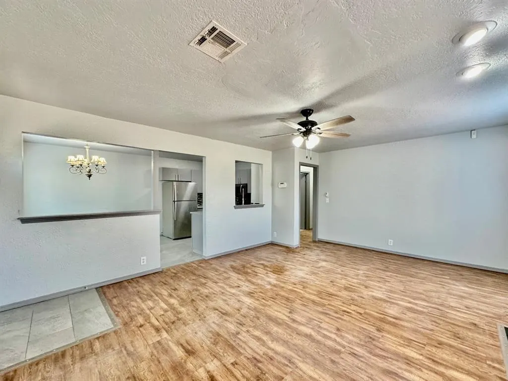 Photo 5 — 925 Swan Lake Court, Edmond, OK 73003