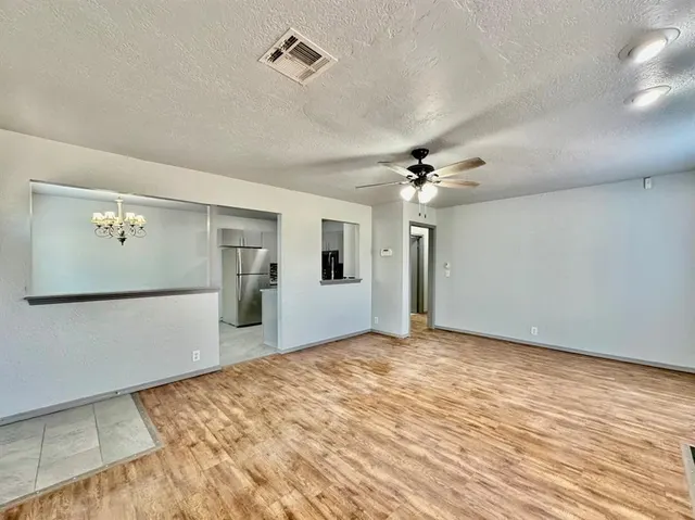 Photo 5 — 925 Swan Lake Court, Edmond, OK 73003