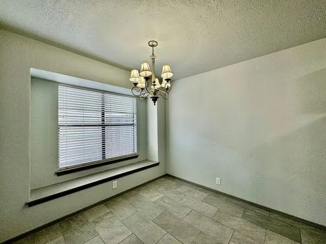 Photo 6 — 925 Swan Lake Court, Edmond, OK 73003