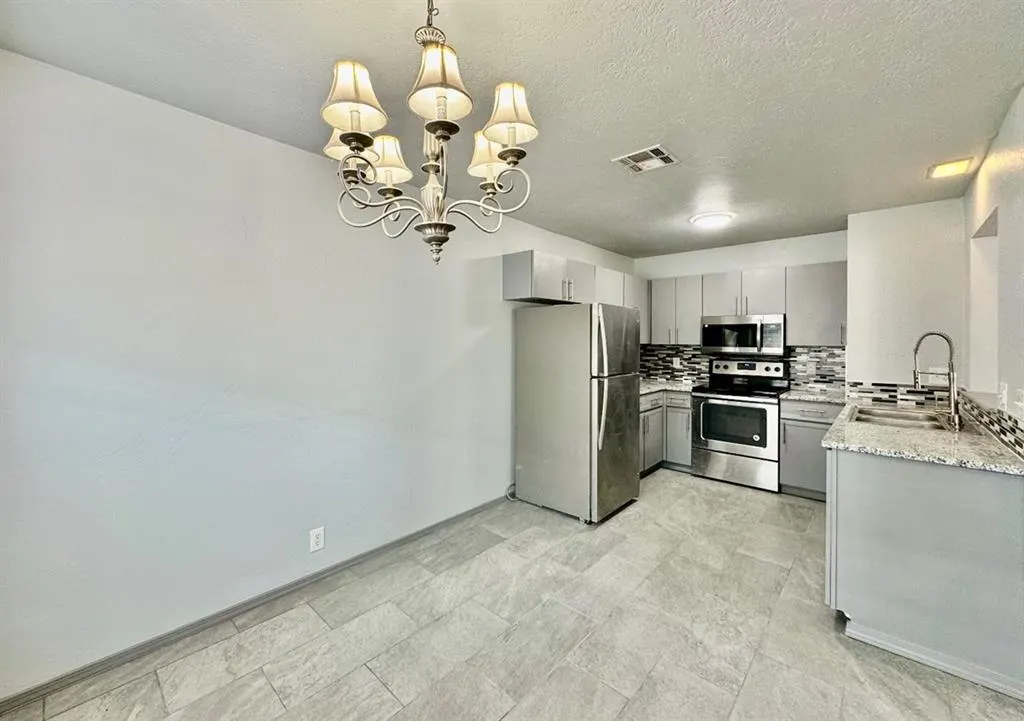 Photo 7 — 925 Swan Lake Court, Edmond, OK 73003