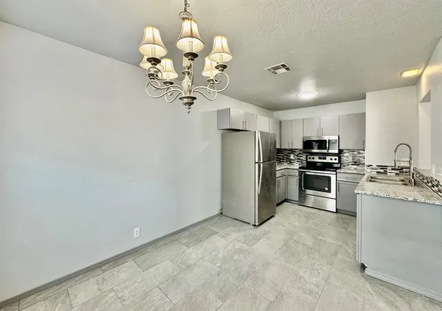 Photo 7 — 925 Swan Lake Court, Edmond, OK 73003