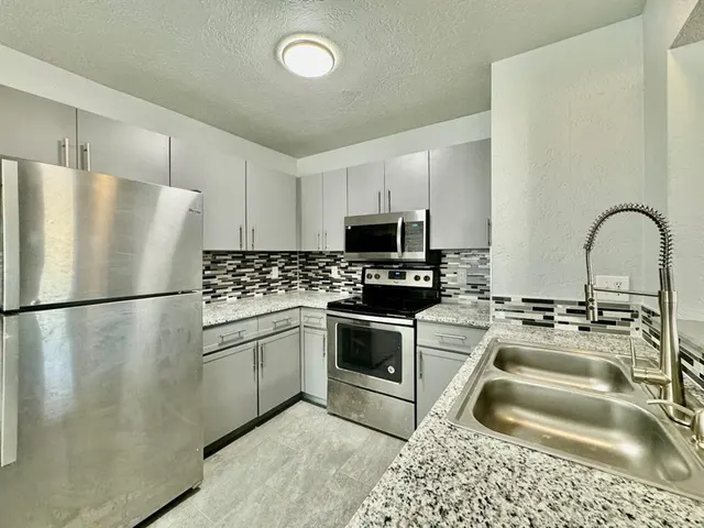 Photo 8 — 925 Swan Lake Court, Edmond, OK 73003