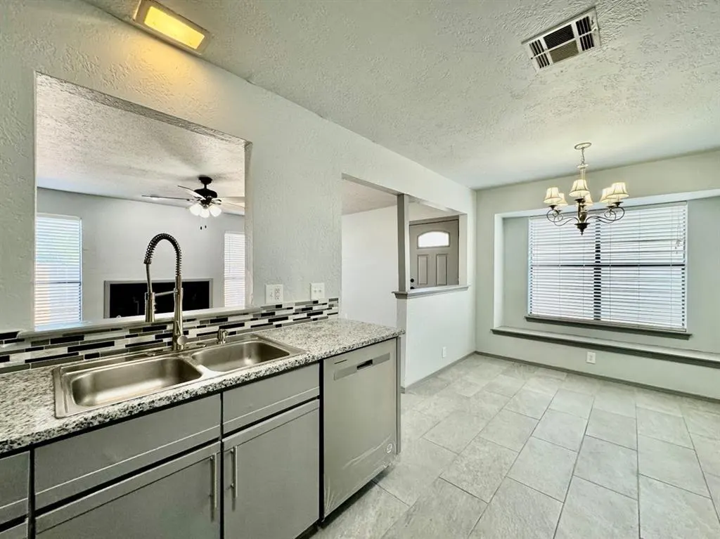 Photo 9 — 925 Swan Lake Court, Edmond, OK 73003