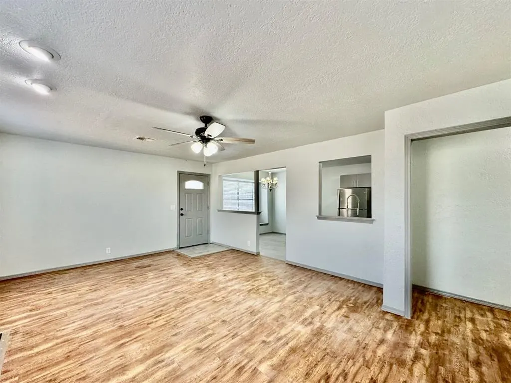 Photo 10 — 925 Swan Lake Court, Edmond, OK 73003