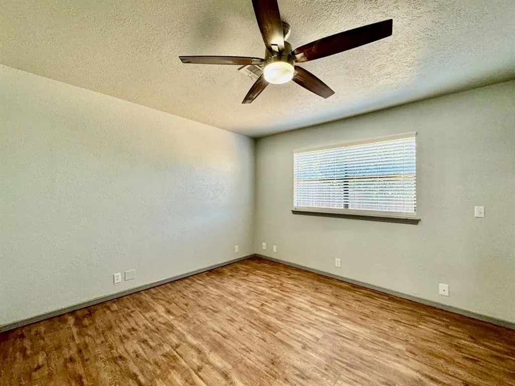 Photo 12 — 925 Swan Lake Court, Edmond, OK 73003