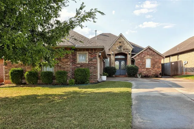 Photo 2 — 2600 SE 39th Street, Moore, OK 73160