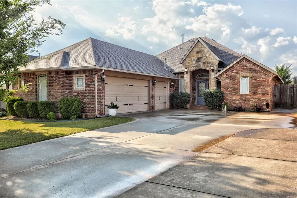 Photo 3 — 2600 SE 39th Street, Moore, OK 73160