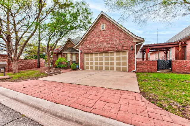 Photo 2 — 90 Olde Village Way, Edmond, OK 73013