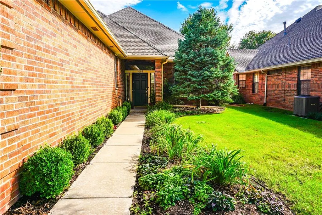 Photo 2 — 1009 Riviera Drive, Norman, OK 73072