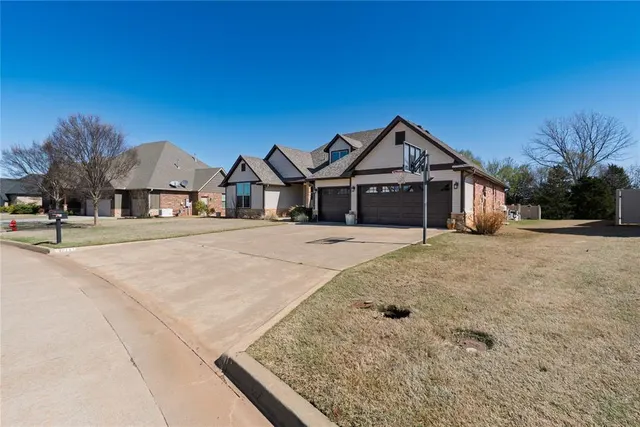 Photo 3 — 2715 Woodlawn Court, Shawnee, OK 74804