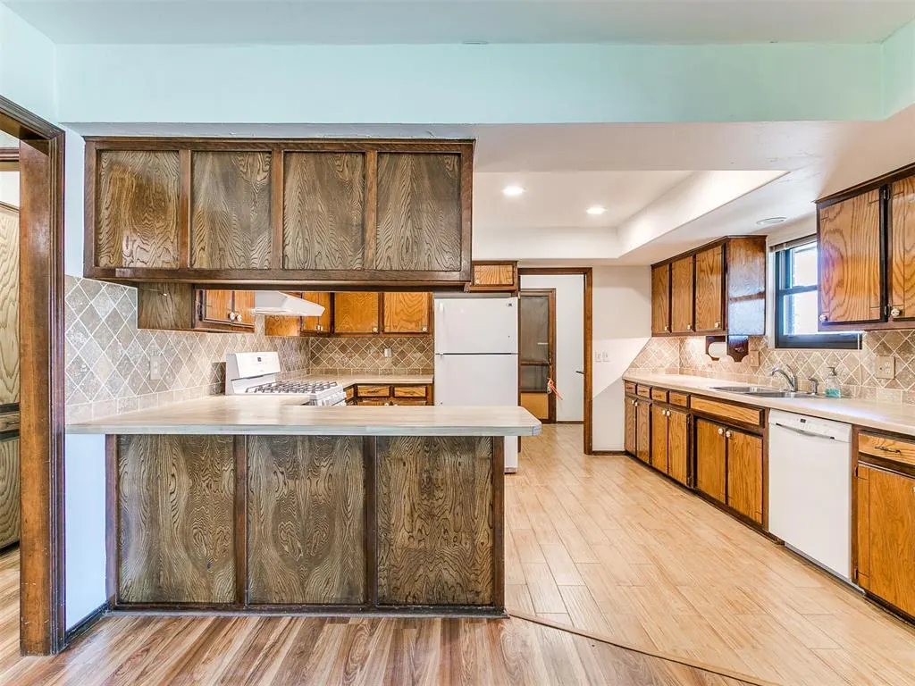 Photo 12 — 7805 Westwood Lane, Oklahoma City, OK 73169