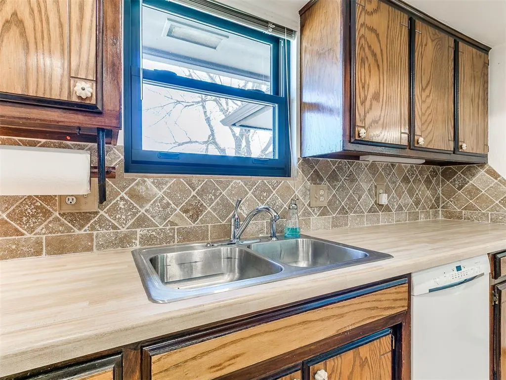 Photo 13 — 7805 Westwood Lane, Oklahoma City, OK 73169