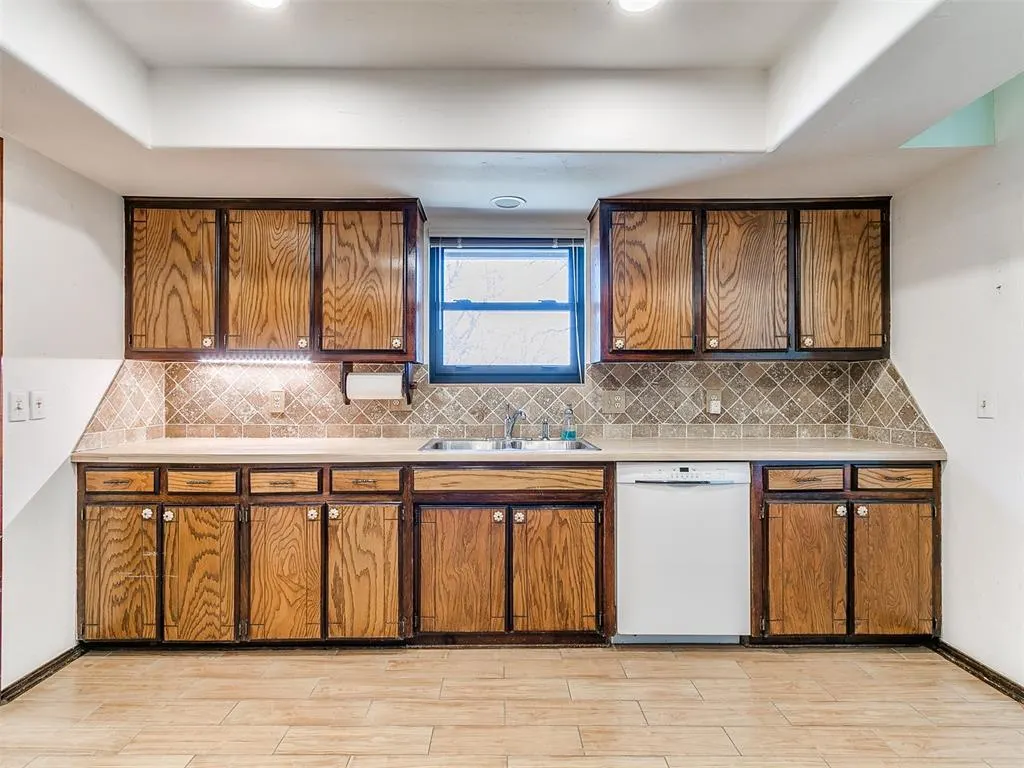 Photo 14 — 7805 Westwood Lane, Oklahoma City, OK 73169