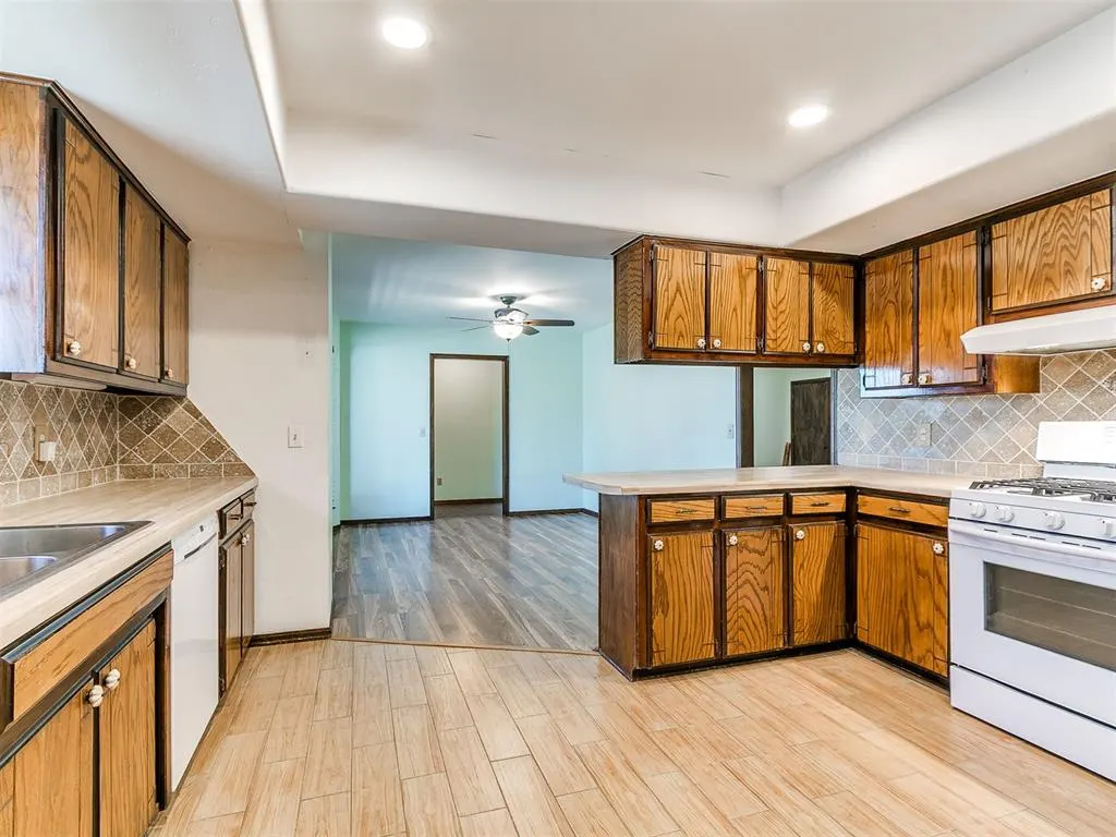Photo 16 — 7805 Westwood Lane, Oklahoma City, OK 73169