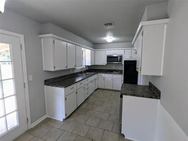 Photo 7 — 504 NE 18th Street, Moore, OK 73160