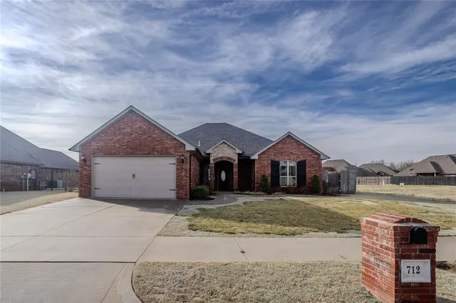 Front exterior — 712 Cornerstone, Weatherford, OK 73096