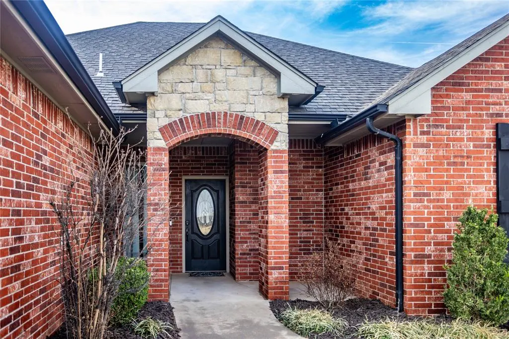 Photo 2 — 712 Cornerstone, Weatherford, OK 73096
