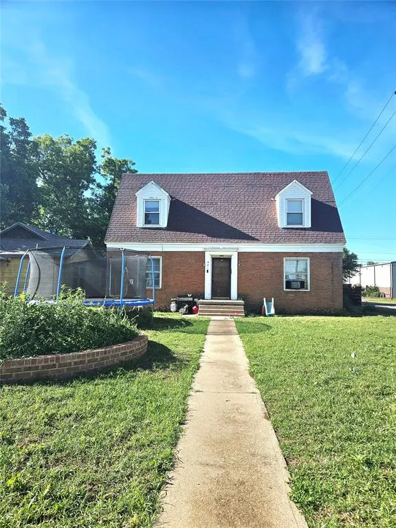 Front exterior — 921 E Walnut Street, Altus, OK 73521