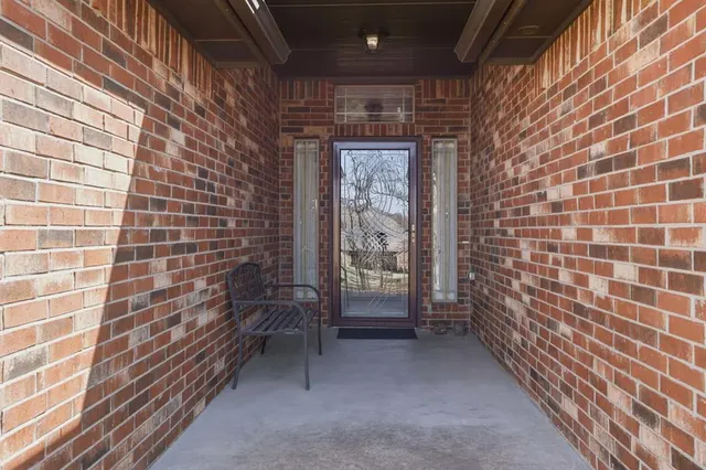 Photo 2 — 7112 Ridge Manor Lane, Oklahoma City, OK 73150