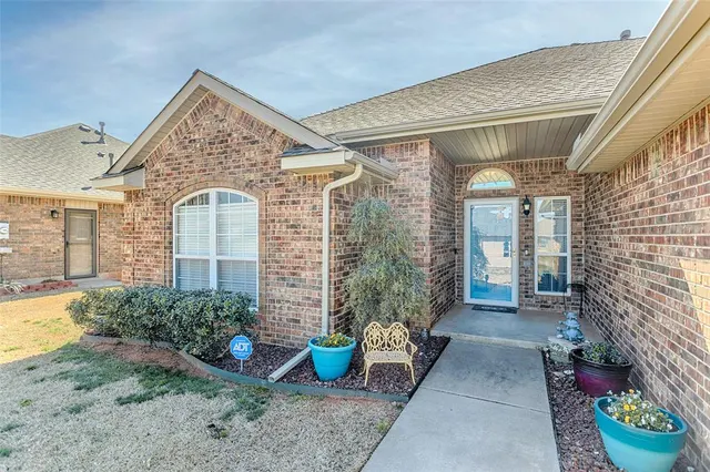 Photo 3 — 728 E Linden Lane, Mustang, OK 73064