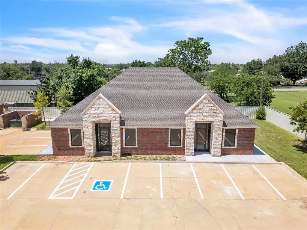 Front exterior — 207 E Memorial Road, Oklahoma City, OK 73131