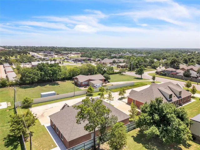Photo 3 — 207 E Memorial Road, Oklahoma City, OK 73131