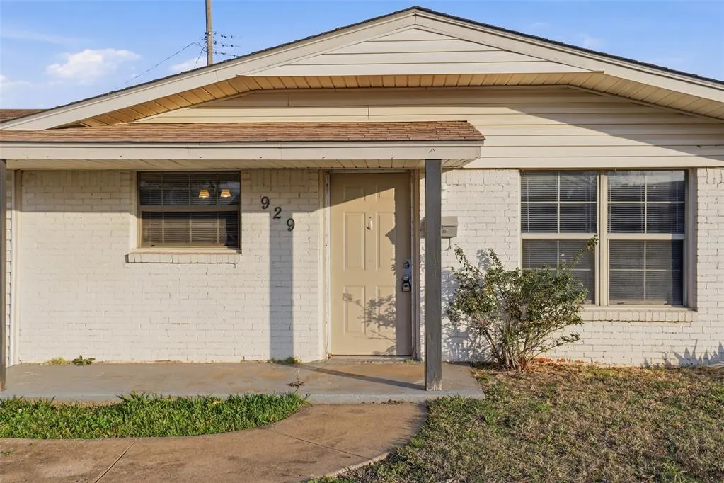 Photo 2 — 929 NW 20th Street, Moore, OK 73160