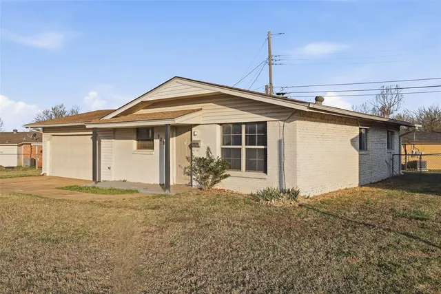 Photo 4 — 929 NW 20th Street, Moore, OK 73160