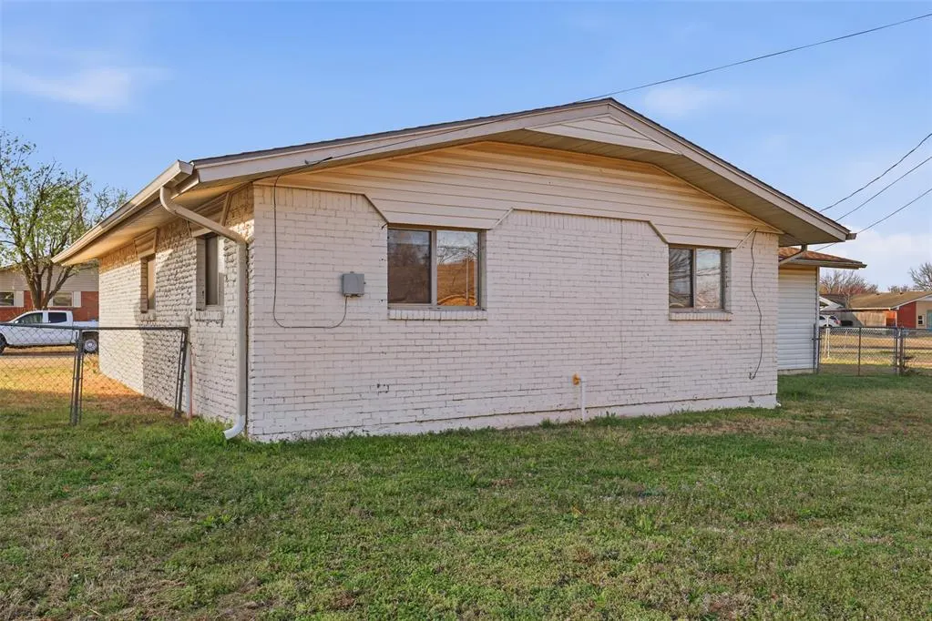 Photo 19 — 929 NW 20th Street, Moore, OK 73160