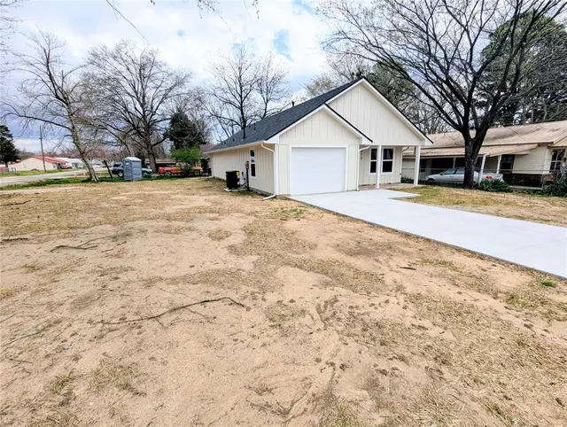 Photo 2 — 213 S 4th Street, Eufaula, OK 74432