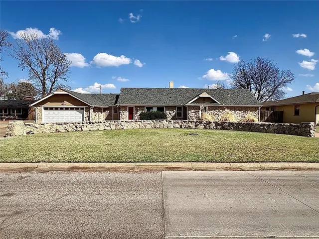 Front exterior — 1606 N Hudson Street, Altus, OK 73521