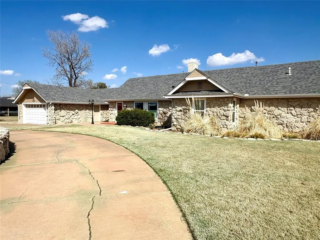 Photo 2 — 1606 N Hudson Street, Altus, OK 73521