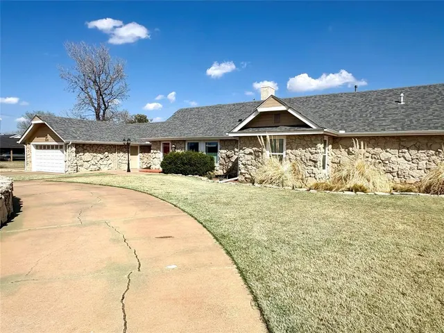 Photo 2 — 1606 N Hudson Street, Altus, OK 73521
