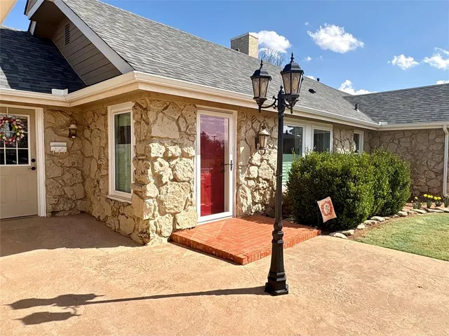 Photo 3 — 1606 N Hudson Street, Altus, OK 73521
