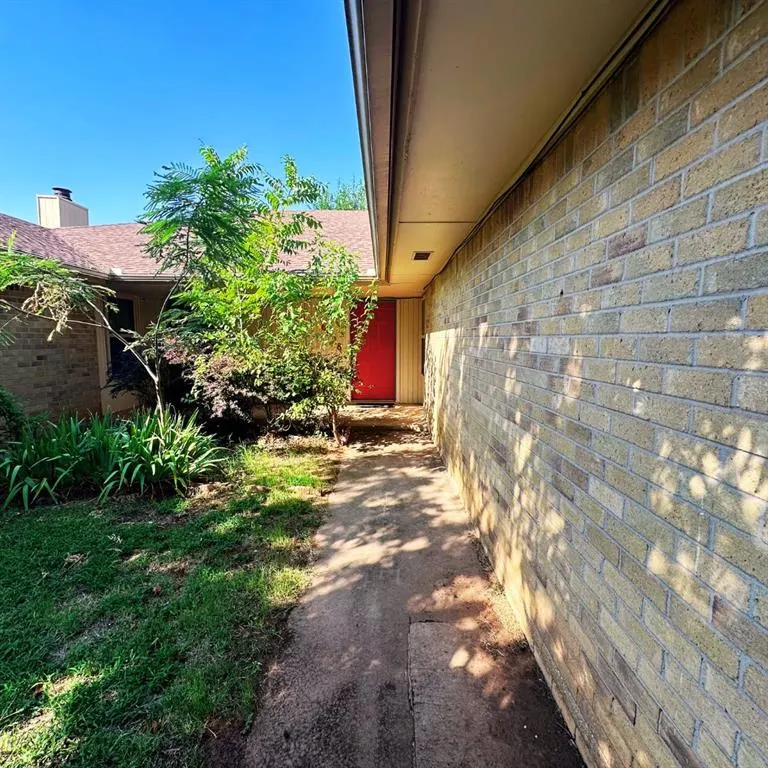 Photo 2 — 6928 Woodlake Drive, Oklahoma City, OK 73132