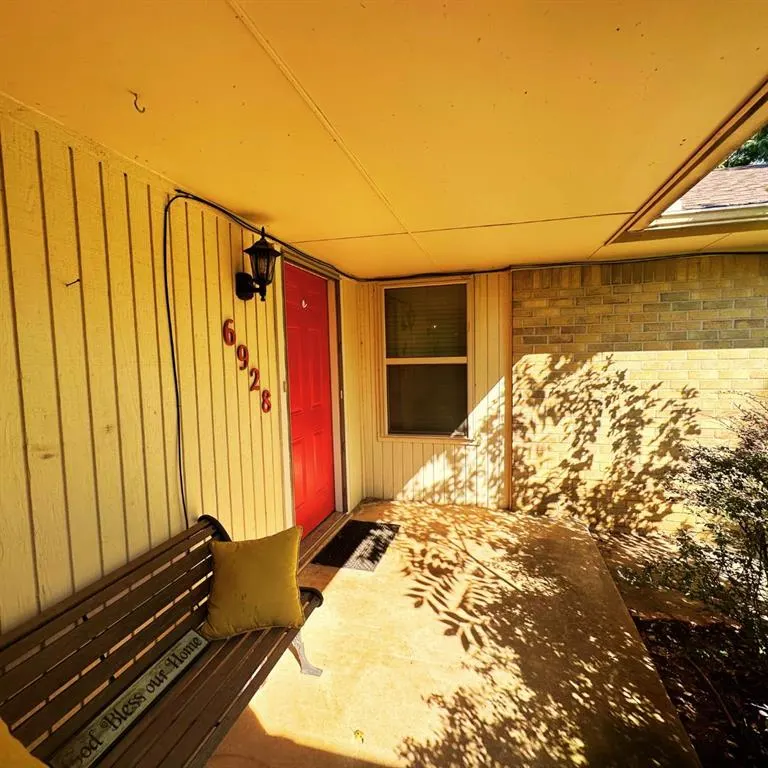 Photo 3 — 6928 Woodlake Drive, Oklahoma City, OK 73132