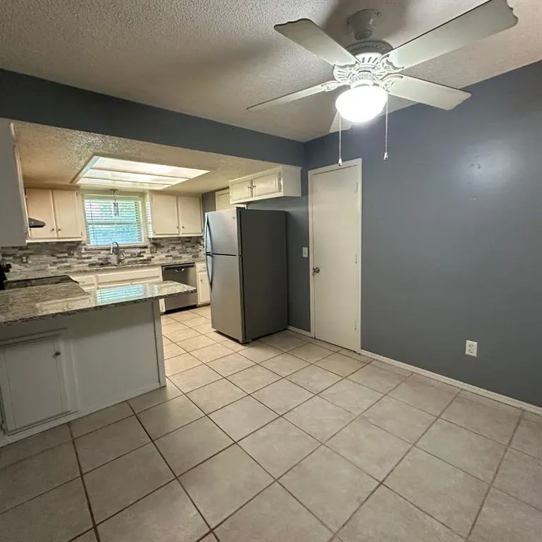 Photo 9 — 6928 Woodlake Drive, Oklahoma City, OK 73132