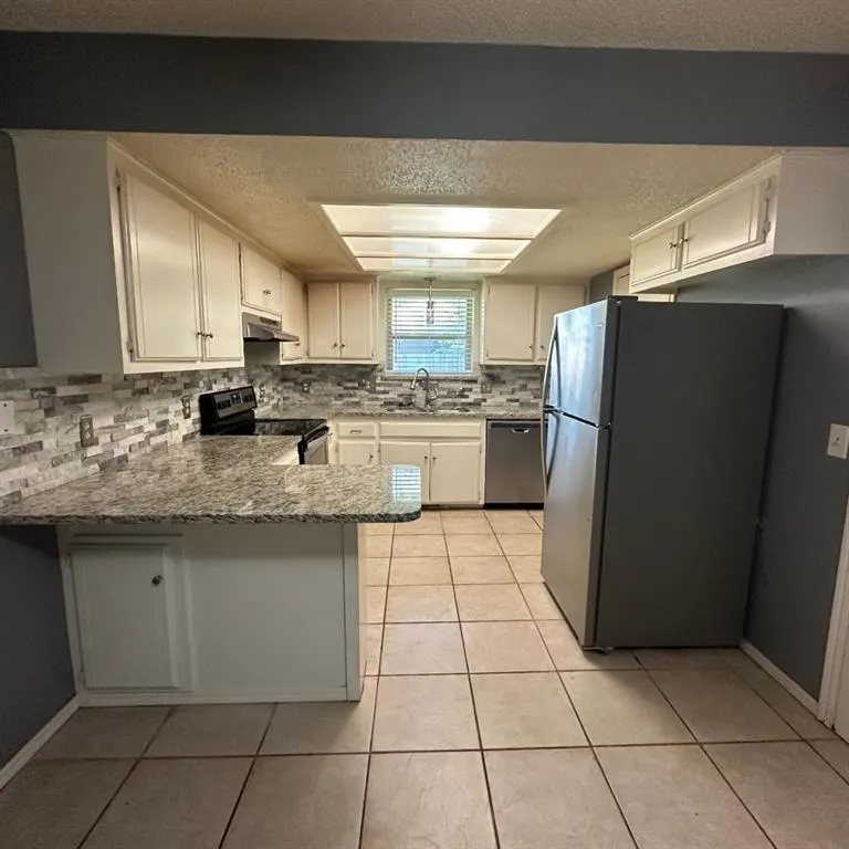 Photo 10 — 6928 Woodlake Drive, Oklahoma City, OK 73132