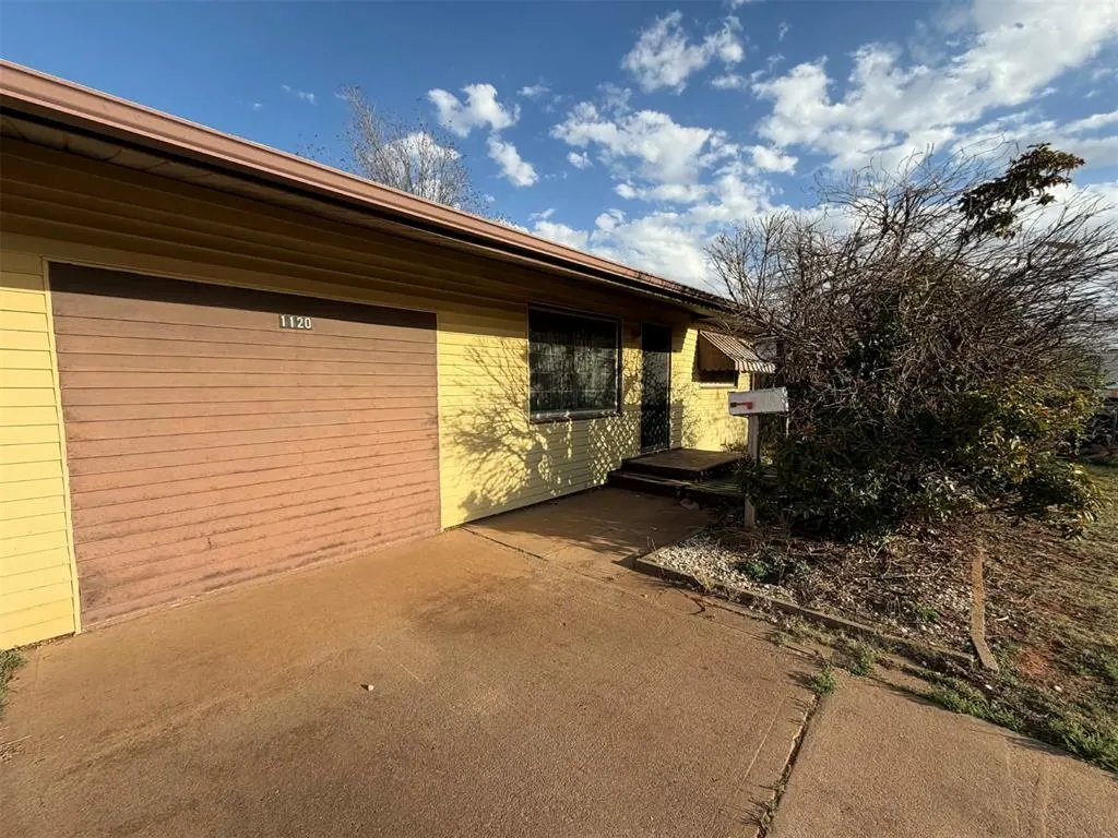 Front exterior — 1120 N Chalmers Street, Altus, OK 73521