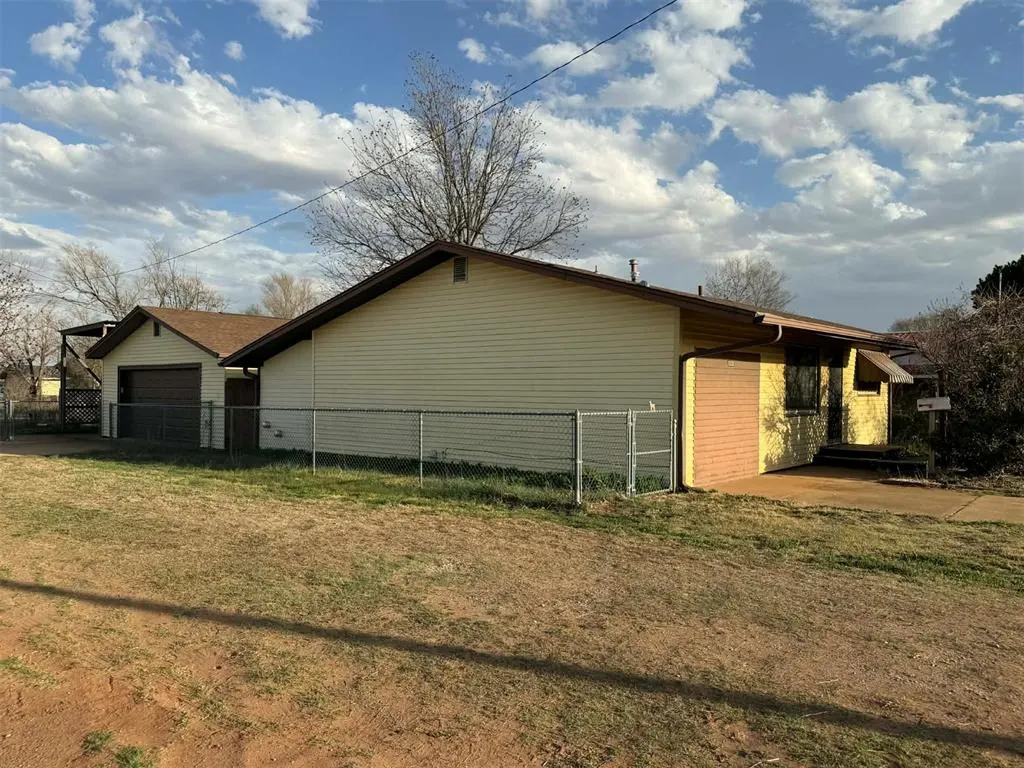 Photo 2 — 1120 N Chalmers Street, Altus, OK 73521