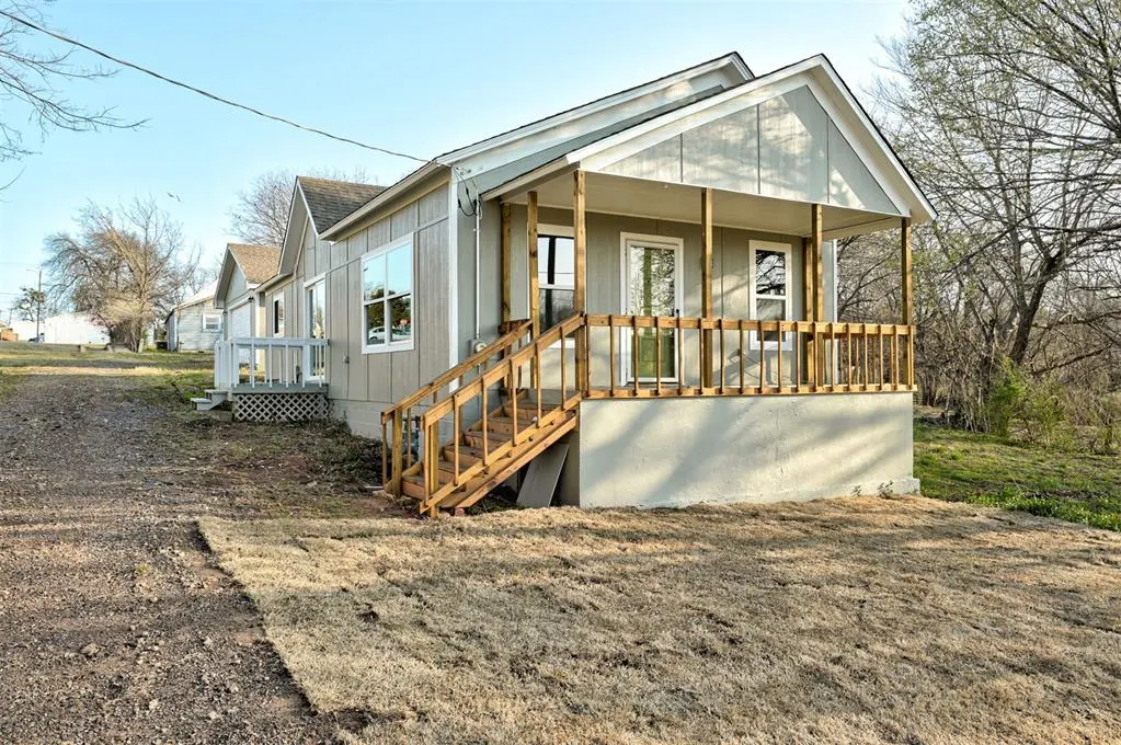 Front exterior — 208 E 10th Street, Chandler, OK 74834