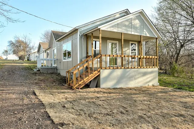 Front exterior — 208 E 10th Street, Chandler, OK 74834