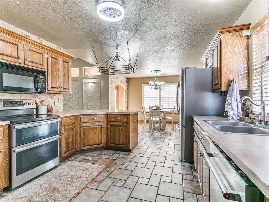 Photo 3 — 8525 Curtis Terrace, Oklahoma City, OK 73132