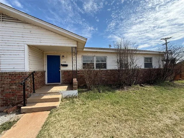 Front exterior — 1700 N Lee Street, Altus, OK 73521
