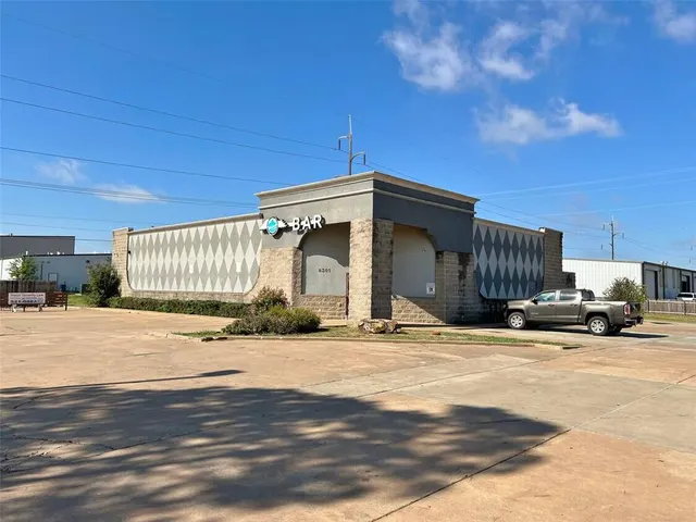 Photo 2 — 8301 Glade Avenue, Oklahoma City, OK 73132