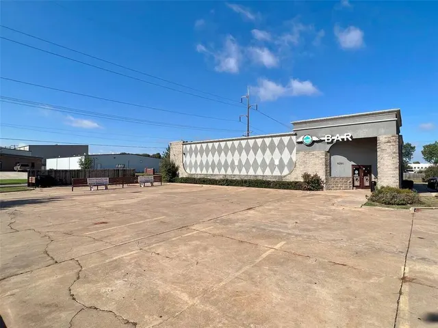 Photo 3 — 8301 Glade Avenue, Oklahoma City, OK 73132