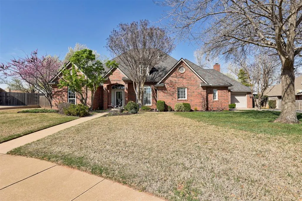 Photo 2 — 13920 Plantation Way, Edmond, OK 73013